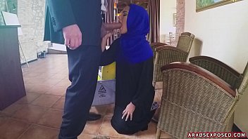 Pembantu Arab Mengisap Kontol Dengan Penuh Nafsu