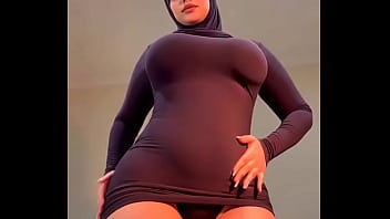Gadis Berhijab Yang Seksi Menggoyangkan Tubuhnya Dengan Penuh Gairah