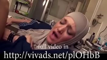 Gadis Berhijab Merusak Memek Dengan Nafsu Liar