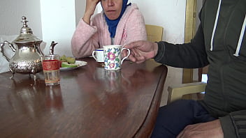 Ibu Arab Yang Seksi Diguyur Sperma Oleh Anak Tirinya Yang Sedang Masturbasi