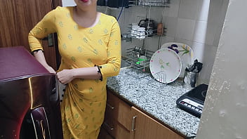 Aku Menemukan Ibu Tiriku Yang Bergairah Di Dapur – Film Panas Berbahasa Hindi