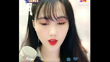 Gadis Seksi Asia Menggoda Di Live Streaming Uplive