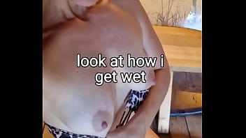 Gadis Asia Seksi Brunet Dengan Tato Dan Bikini
