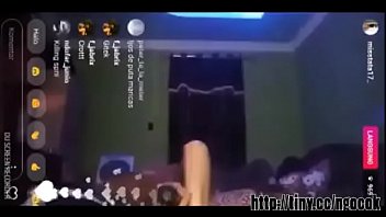 Bernyanyi Sambil Menggoyang Pinggul Di Atas Panggung