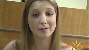 Sunny Lane Menggoda Di Ruang Rawat, Pose Panas Di Tempat Umum!