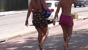 Gadis Manis Pergi Ke Pantai Dengan Pantat Yang Menggoda!