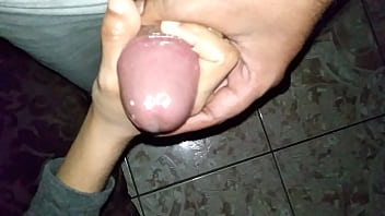 Gadis Desi Mengocok Kontol Dengan Tangan Yang Menggairahkan