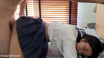 Gadis Thailand 18 Tahun Amatir Dengan Memek Ketat Tak Kuasa Tahan Derasnya Kontol Bule