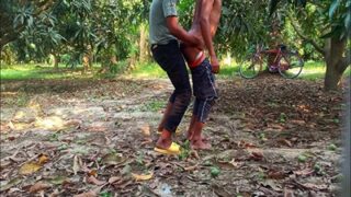 Dua Kekasih Gay Bercinta Liar Di Kebun Mangga India