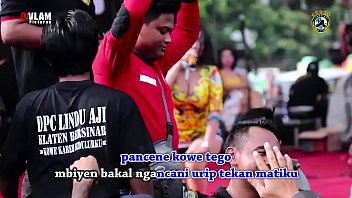 Tarian Erotis Dua Penyanyi Cantik Menggoyang Panggung Dikelilingi Banyak Pria