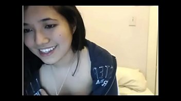 Gadis Asia Amatir Pamer Payudara Mungil Di Pertunjukan Langsung
