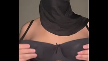 Jilbab Terpasang, Payudara Terbuka • Gadis Muslim Arab Mainkan Teteknya Dan Merintih Seperti Pelacur Bergairah
