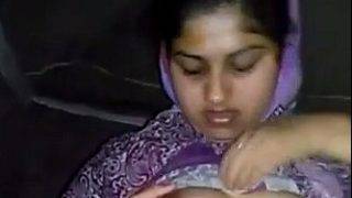 Gadis Pakistan Dengan Payudara Montok Yang Menggoda