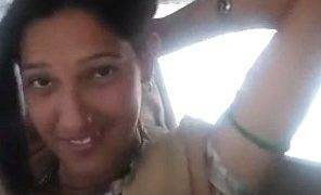 Mengisap Payudara Mungil Gadis India Eksklusif Di Dalam Mobil