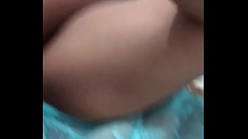 Gaun Seksi Menggoda Tubuh Desi Yang Panas