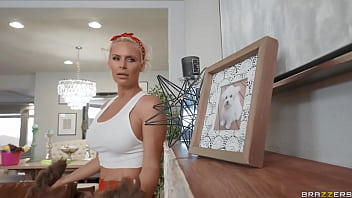 Pembersih Rumah Tangga Yang Berakhir Kotor Dan Liar – Violet Starr Dan Phoenix Marie