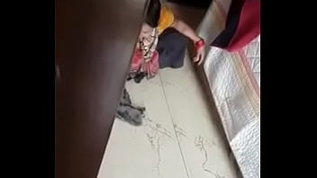 Pembantu Desi Membuka Baju Dengan Genit