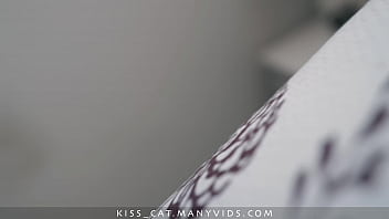 Anak Tiri Masuk Kamar Yang Salah, Berbagi Ranjang Dan Gairah Dengan Ibu Tiri Yang Menggoda