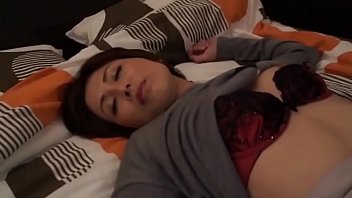 Ibu Tiri Jepang Yang Menggoda Menggairahkan Anak Tirinya Yang Muda