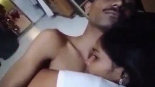 Buka-buka Baju Dan Bercinta Dengan Bhabhi Yang Menggairahkan