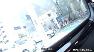 Sarina Tsubaki, Gadis Jepang Berambut Cokelat, Merentangkan Kakinya Di Dalam Mobil Dan Memuaskan Diri Dengan Mainan Tanpa Sensor.