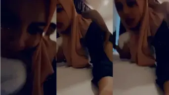 Gadis Berjilbab Digoyang Kencang Dari Belakang Di Kamar Hotel