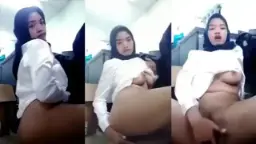 Ieznha Berjilbab Mengocok Memek Sambil Mendesah-desis