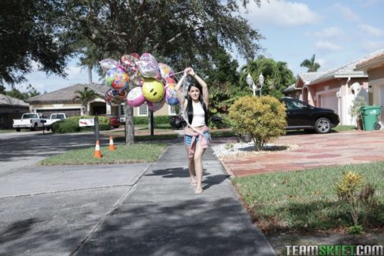 Jessica Jewels Menggoda Dengan 99 Balon Di Eksplorasi Sensual