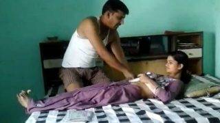 Pembantu India Mengisap Payudara Di Rumah