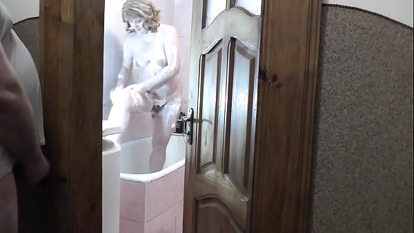 Putri Tiriku Mandi, Ayah Tiriku Mengintip, Meremas Batang Dan Memancurkan Air Mani Di Bawah Pintu Kamar Mandi.