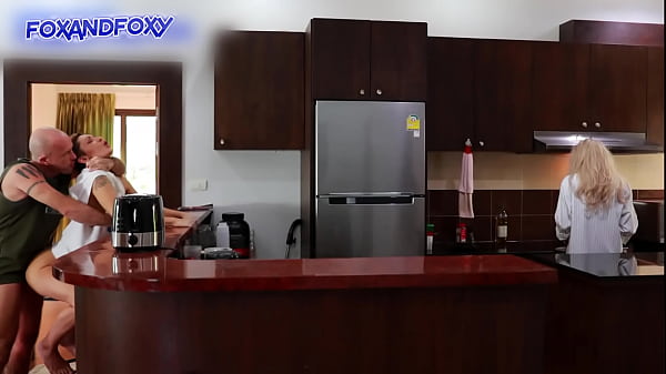Hampir Ketahuan: Anal Mengejutkan Hingga Penuh Cairan, Berdosa Di Dapur Dekat Ibu Mertua Yang Lagi Masak Sarapan