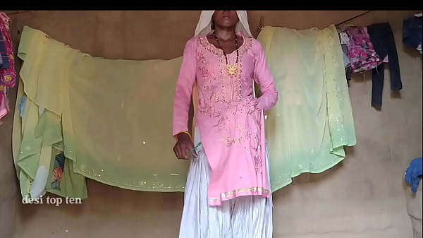 मोटे लंड से भरी जा रही है मेरी गर्म पत्नी की तंग चूत, बुर चाटने के बाद