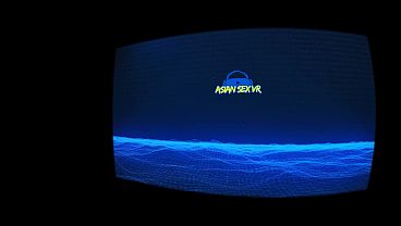 Pakaian Dalam Neon Membungkus Tubuh Asian Amatir Yang Bergoyang Di Atas Batang Keras