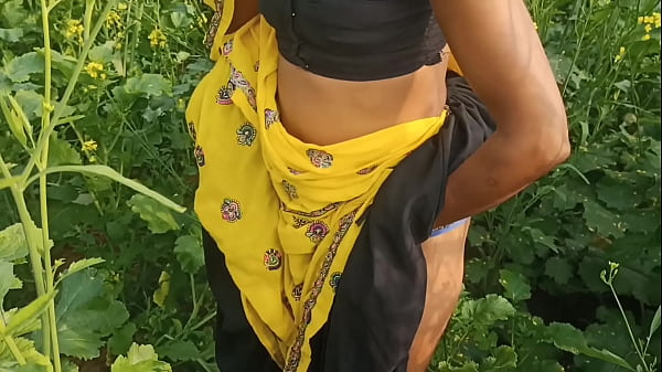 सरसों के खेत में ममता को उसके पति ने मौका देखकर जबरदस्त चोदा, बाहर की साफ हिंदी आवाज