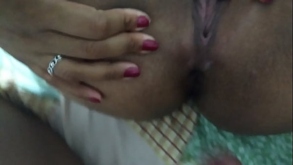 Menggoyangkan Pantat Dan Menuju Ke Batang Yang Lain