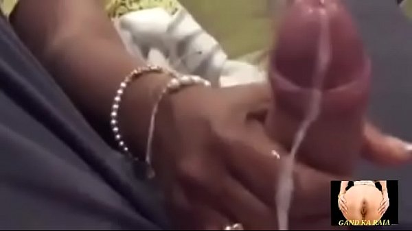Goyangan Tangan Panas Dari Ibu India Yang Menggairahkan