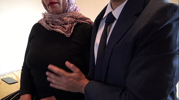 Istri Turki Yang Suaminya Di Rumah Membiarkan Pria Bisnis Inggris Mengisi Lubang Pantatnya