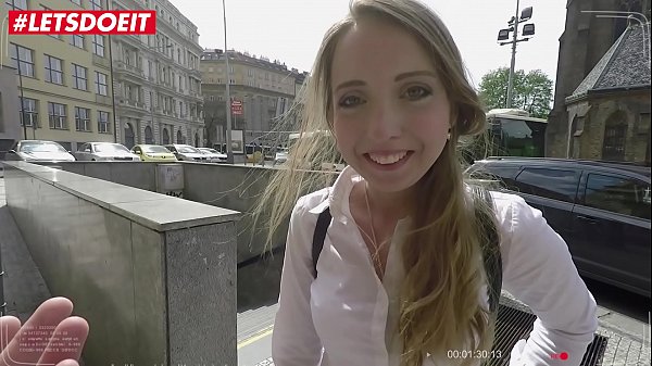 Anya Akulova, Gadis Rusia Yang Menggila, Dihardik Kontol Besar Selama Liburan Kota