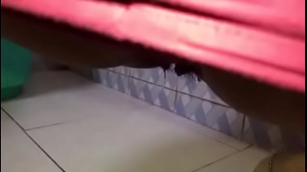 Desi Pacar Cantik Buang Air Kecil Dengan Sensual