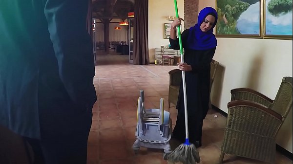 Pria Arab Terbongkar – Tukang Kebun Miskin Dapat Uang Tambahan Dari Bos Dengan Imbalan Layanan Seks