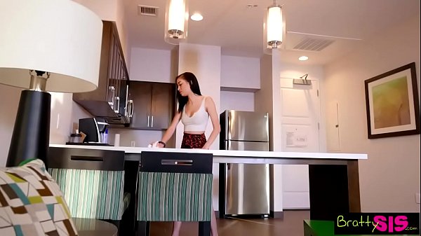 Kakak Tiri Nakal – Kakak Tiri Menyelinap Masuk Dan Sekarang Dia Ingin Lebih Banyak S9:e4