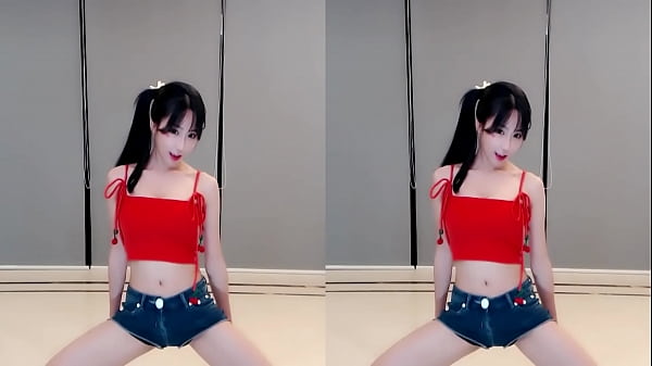 Cô Gái Trung Quốc Nóng Bỏng Nhảy Múa Quyến Rũ Trên Thang Mới Sơn đỏ