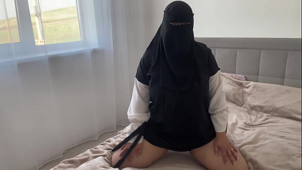 Zalifah Arab Tanpa Celana Dalam Terangsang Saat Bersih-bersih Dan Memperlihatkan Lubang Mulusnya Yang Sudah Dicukur