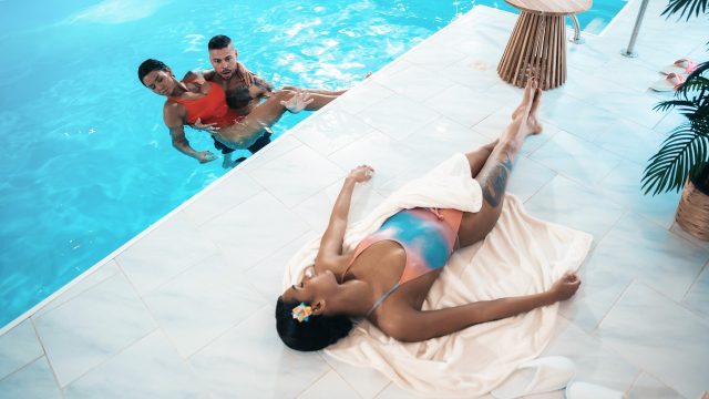 Goyangan Panas Tiga Serangkai Dengan Remaja Italia Yang Basah Dan Menggoda