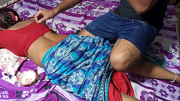 दोस्त की गर्म माँ ने मालिश के बहाने से गीली चूत की चुदाई – जोरदार हिंदी में सुनें