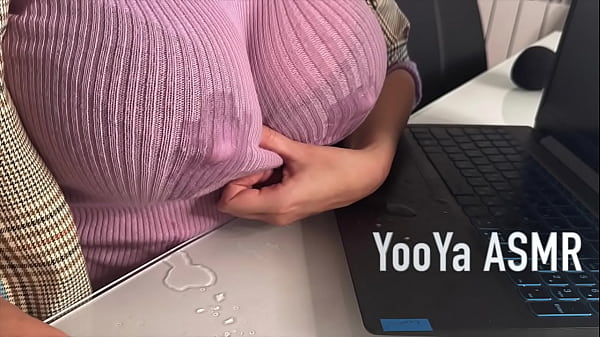 Ibu Tiri Menggoda Anak Tirinya Di Kantor, Memamerkan Puting Susu Yang Menggairahkan Dan Merangsang Batang Penisnya Dengan Goyangan Tangan Yang Menggoda