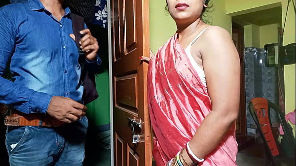 ब्रा बेचने वाले ने भाभी को लुभाकर चोदा, हिंदी में गरम आवाज़ के साथ