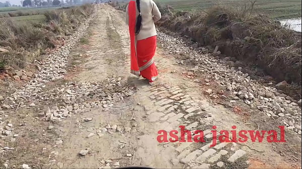 गाँव की देसी आंटी अकेले जाते हुए पटा के पहली बार गाड़ में जोरदार चुदाई