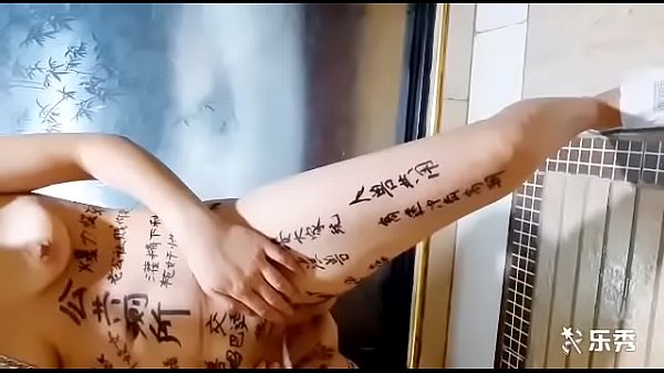 淫荡贱妻厕所调教 狗链牵制 当众撒尿 双穴齐开 剃光骚毛 沐浴戏水 内射灌精