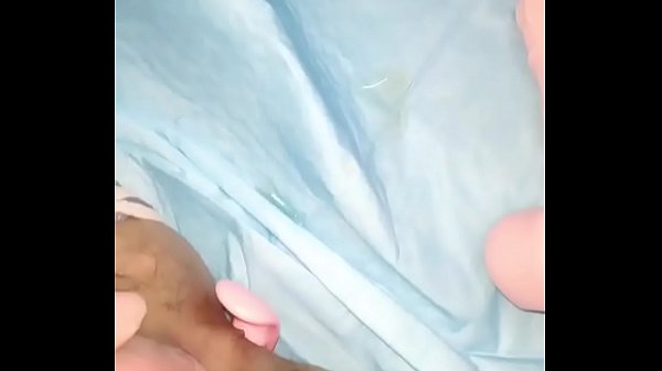 Gadis Tiongkok Merangsang Diri Hingga Memuncak Dan Membanjir Dengan Lubang Yang Terisi Penuh